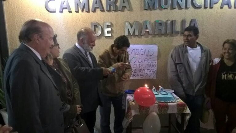 Protesto – Com bom humor, servidores fazem bolo dos 500 dias sem plano de carreira em Marília