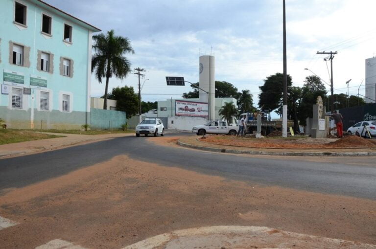 Trânsito – Início da ‘Brigadeiro’ recebe melhorias e mais espaço para veículos pesados em frente ao antigo educandário