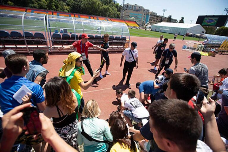 Copa da Rússia – Treino do Brasil tem grande público  e tumulto na hora dos autógrafos