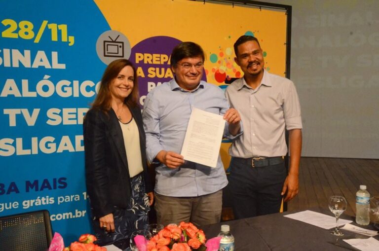 Marília – Prefeitos assinam acordo de cooperação para  tv digital; cidade receberá orientações de 15/6 a 8/7