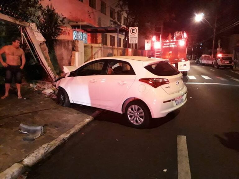 Susto – Carro desgovernado bate em portão de residência no centro de Marília