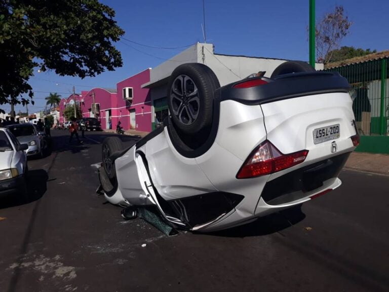 TUPÃ – Mulher perde controle de carro e bate em 6 veículos parados antes de capotar
