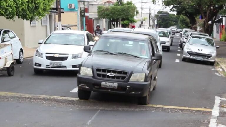 Cruzamento mais complicado de Marília ganha semáforo no centro