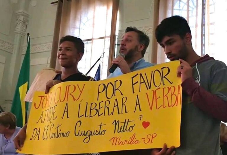 PROTESTO – Alunos de escola de Marília pedem desbloqueio de conta e liberação de verbas ao secretário da Educação