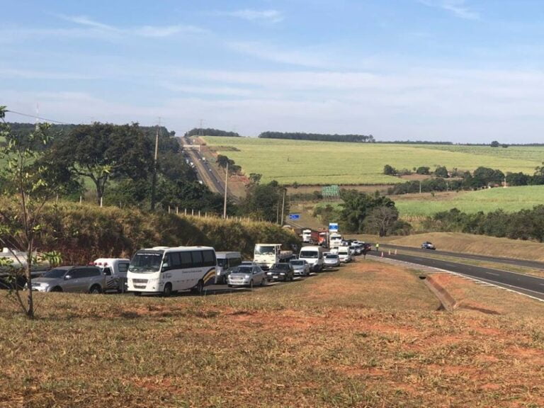 ACIDENTE – Colisão causa vazamento de combustível de caminhão-tanque e grande congestionamento na SP 294