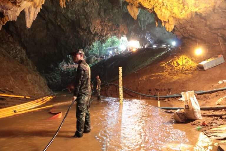 INTERNACIONAL – Ao final do 2º dia de resgates, 8 crianças já foram retiradas de caverna na Tailândia