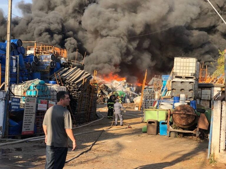 BOTUCATU – Depósito de materiais recicláveis é destruído por incêndio assustador