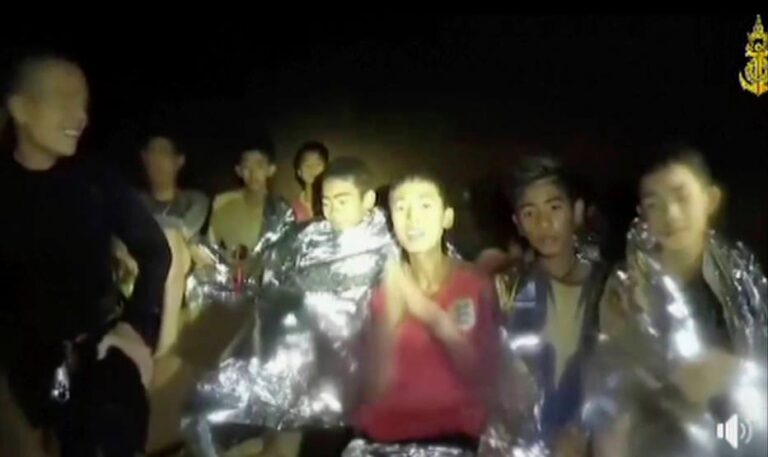 ALÍVIO! – Todos os meninos e o técnico são resgatados de caverna inundada na Tailândia