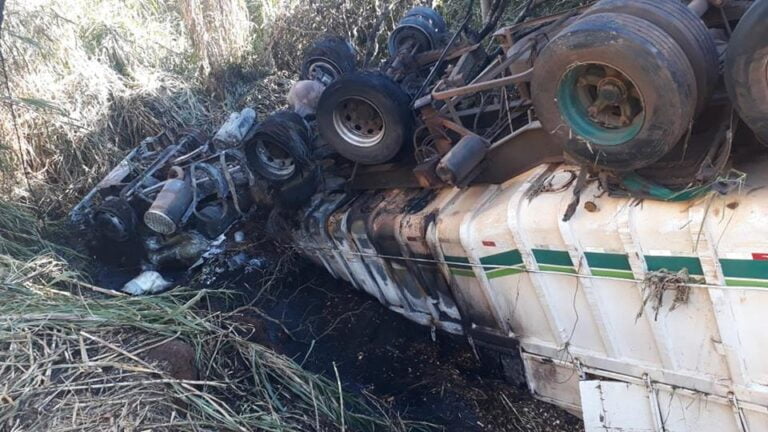 TRAGÉDIA – Após capotar carreta, motorista fica preso nas ferragens e morre carbonizado