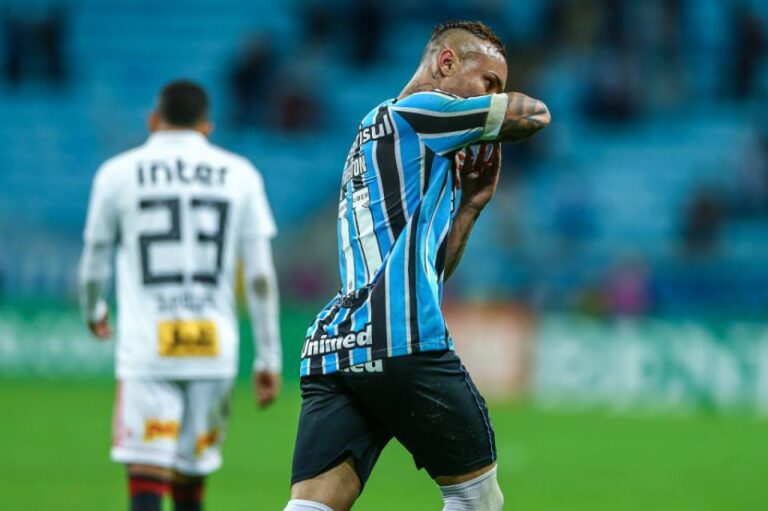 BRASILEIRÃO – São Paulo é derrotado pelo Grêmio de virada e perde a chance de liderar o campeonato