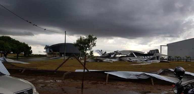 PENÁPOLIS – Temporal faz estragos, causa alagamentos e derruba hangar em aeroporto