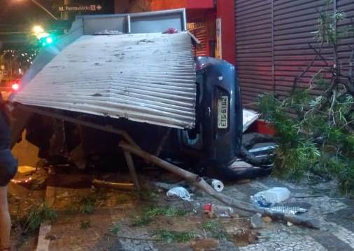 QUE SUSTO – Carro bate em árvore e destrói ponto de ônibus no centro de Bauru