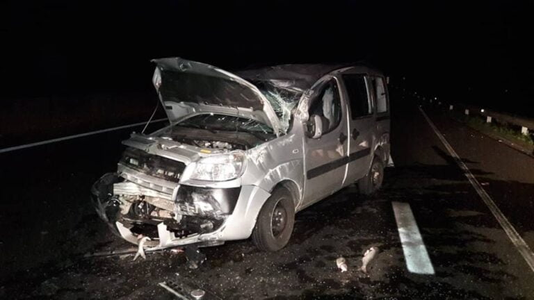 GARÇA – Motorista perde direção, capota carro e 4 ficam feridos