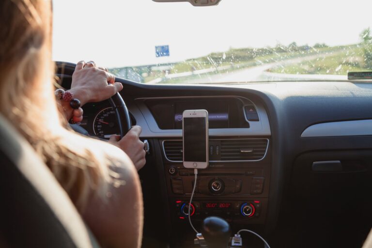 Motoristas sem pontos na carteira de habilitação ganham pelo menos 7% de desconto no Seguro Auto com app Trânsito+gentil