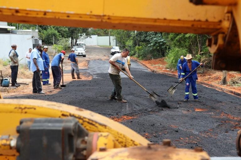 ASFALTO – Codemar conclui tapa-buracos em rua da Zona Leste e faz resumo do ano