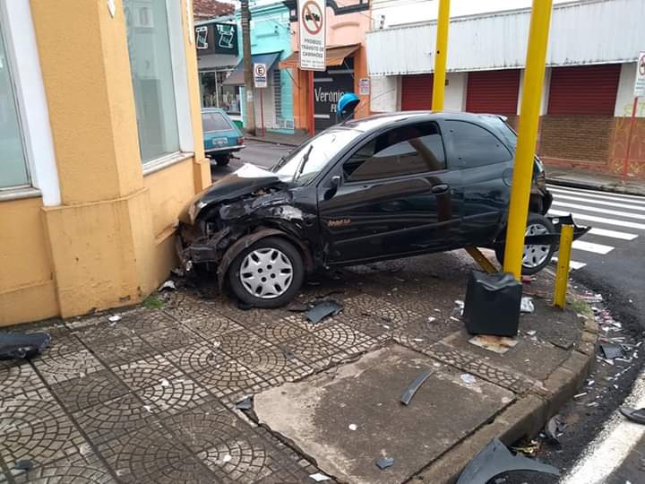 RUIM, HEIM?! – Acidente em semáforo no centro de Jaú impressiona e deixa 4 feridos