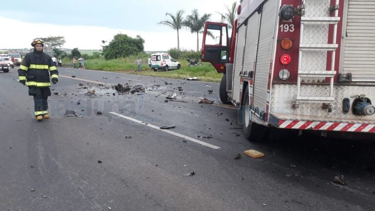Frontal – COLISÃO ENTRE PICAPE E CAMINHONETE DEIXA 2 FERIDOS, UM EM ESTADO GRAVE
