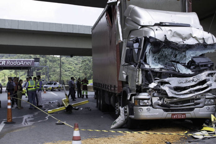 HELICÓPTERO CAI SOBRE CAMINHÃO NO RODOANEL