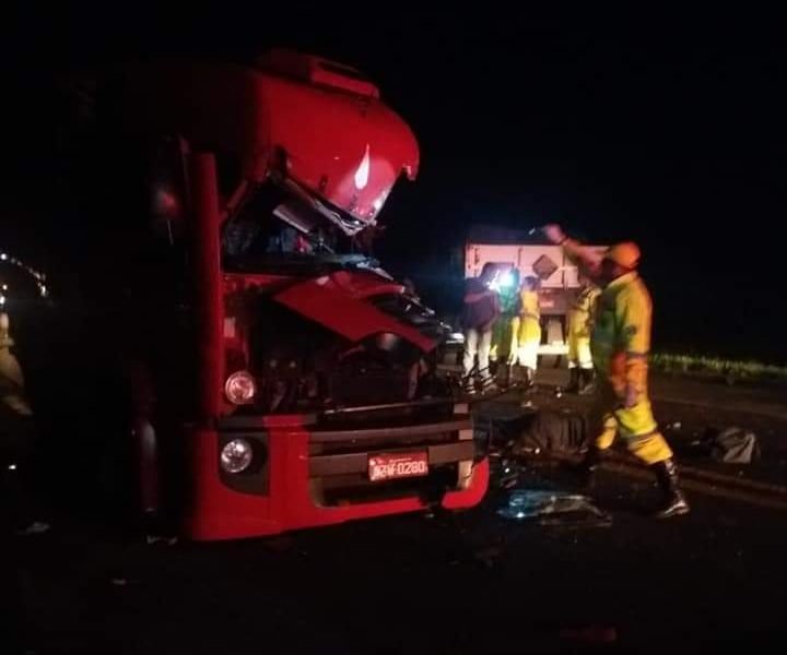 Acidente grave – COLISÃO ENTRE CAMINHÕES PERTO DO ANTIGO ‘BOTECO DA LUZIA’ MATA UM E INTERDITA PISTA