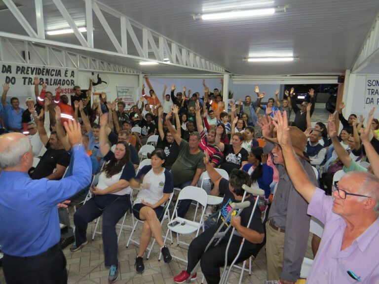 Jogo duro – ASSEMBLEIA DE SERVIDORES APROVA GREVE A PARTIR DA 3ª FEIRA
