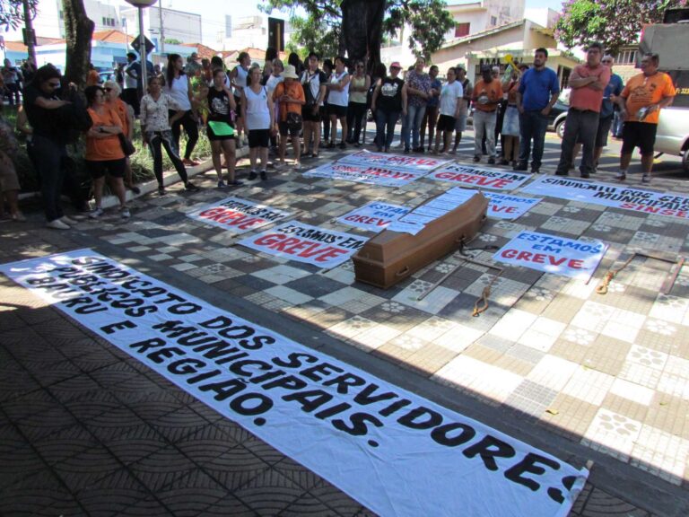Bauru – PREFEITURA DIZ QUE NÃO PODE OFERECER MAIS E SERVIDORES PROTESTAM COM CAIXÃO FUNERÁRIO