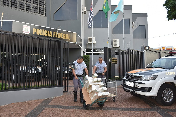 Tráfico – CAMINHÃO COM 2 TONELADAS DE MACONHA É FLAGRADO EM FRENTE A TRANSPORTADORA