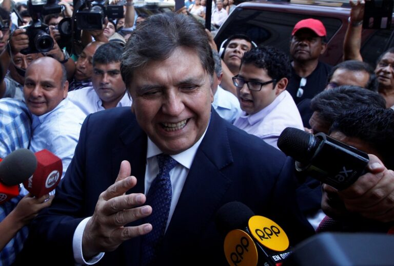 Peru – EX-PRESIDENTE SE MATA COM UM TIRO ANTES DE SER PRESO