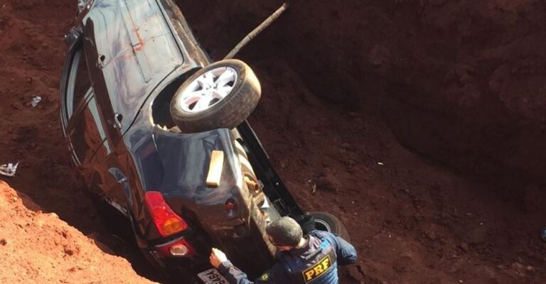 Esse aí dançou – LOTADO DE MACONHA, CARRO CAI EM VALETA AO SER PERSEGUIDO PELA POLÍCIA