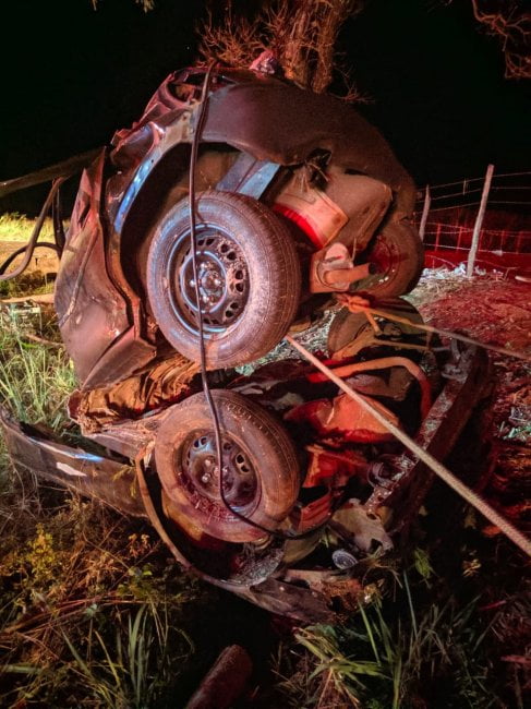 Sem saída – CARRO VIRA AMONTOADO DE FERRAGEM RETORCIDA APÓS CAPOTAR E MATAR MULHER