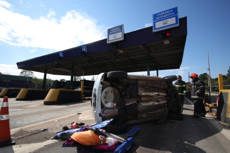 Susto – SERVIDORA MUNICIPAL PASSA MAL E PERDE CONTROLE DE CARRO, QUE TOMBA EM PEDÁGIO