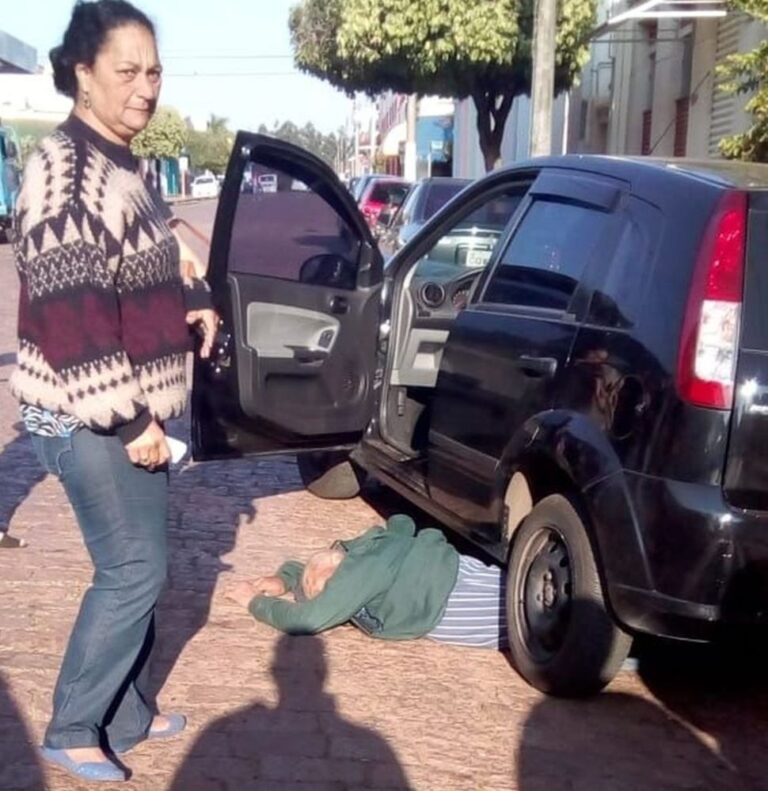 Vivo por Deus – CARRO DESGOVERNADO PASSA SOBRE CORPO DE IDOSO E PARA EM CIMA DELE
