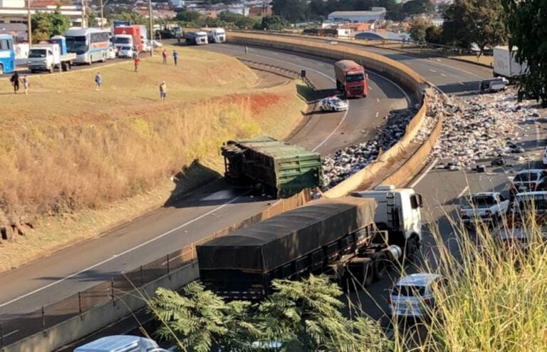 Susto grande – APESAR DA DESTRUIÇÃO, MOTORISTAS SE FEREM LEVEMENTE APÓS CARRETA DE LIXO TOMBAR