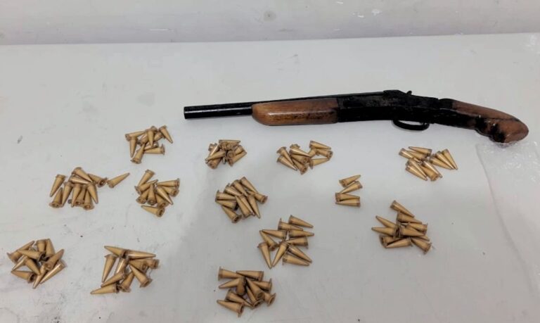 ‘Olha o bicho!’ – PM PRENDE 2 E APREENDE MACONHA, COCAÍNA E ARMA DE FOGO