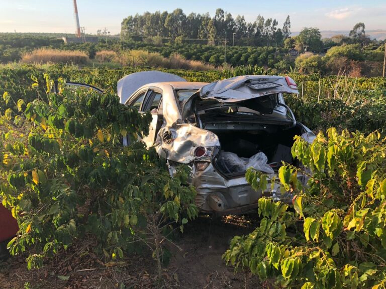 Sem rumo – CARRO DESGOVERNADO SAI DA PISTA, VAI PARAR EM CAFEZAL E FICA DESTRUÍDO