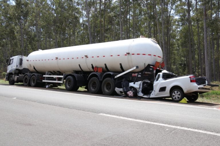 Fatal – HOMEM MORRE AO BATER PICK-UP CONTRA TRASEIRA DE CARRETA NO ACOSTAMENTO