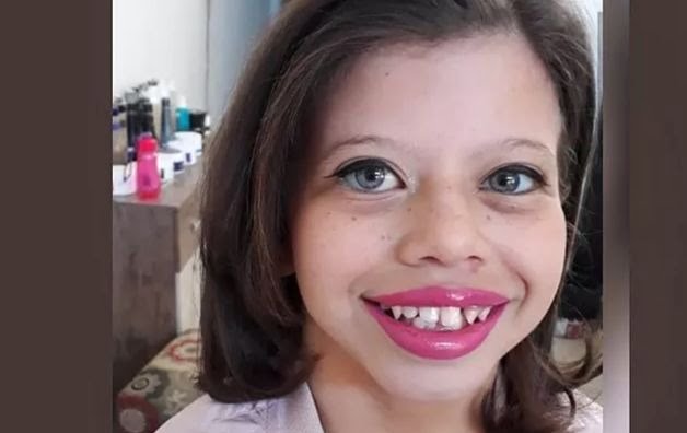 MENINA MORRE DESFILE 1