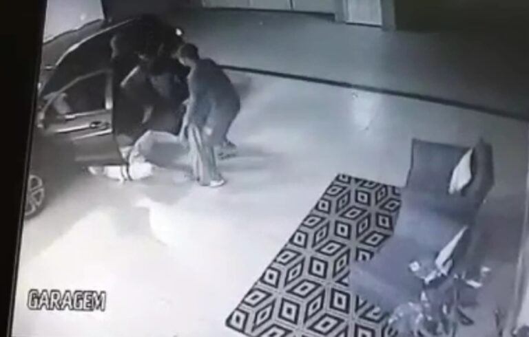 Violência – LADRÕES INVADEM GARAGEM, AGRIDEM E ROUBAM CARRO DE MORADOR