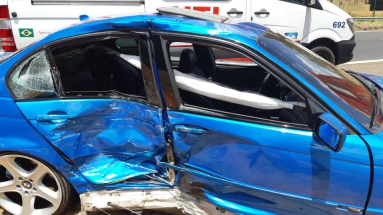 Susto – FAMÍLIA FICA FERIDA APÓS VEÍCULO EM QUE VIAJAVA SER ATINGIDO POR CARRO DE LUXO