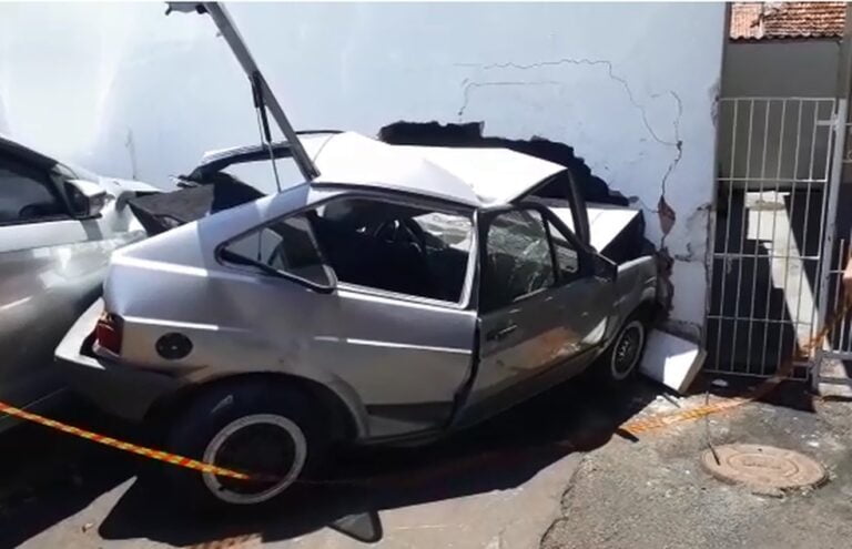 Efeito dominó – CARRO BATE EM OUTRO, ATINGE MURO E FERE MORADORES DENTRO DE CASA