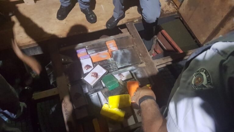 Flagrante – CARRETA COM CARGA DE COCAÍNA AVALIADA EM R$ 2 MILHÕES É APREENDIDA NA SP-294