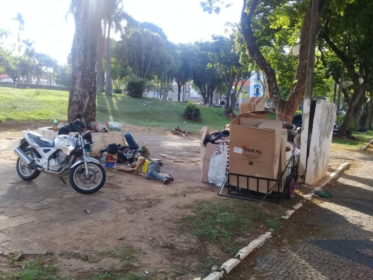O que fazer? – PRAÇA VIRA ACAMPAMENTO, PREFEITO FALA EM REVITALIZAÇÃO E SECRETÁRIA RECLAMA DE ‘ESMOLAS’ E ‘DESPEJO DE PESSOAS’