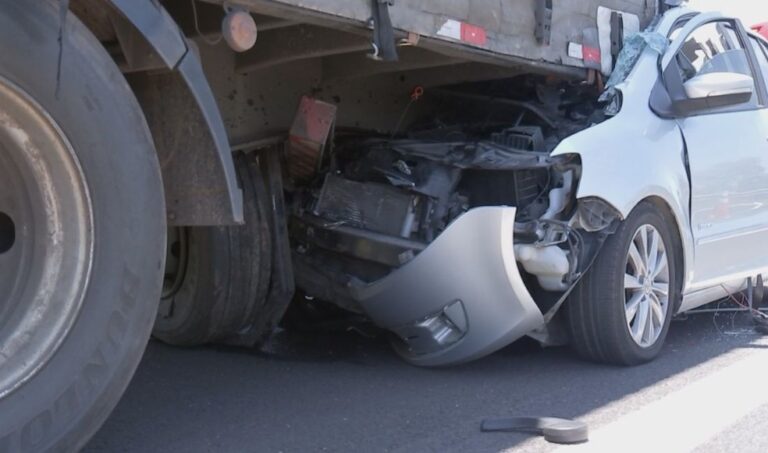 Destruição – CARRO VAI PARAR DEBAIXO DE CAMINHÃO; UMA PESSOA MORRE