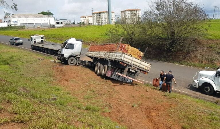 Óleo na pista – DESGOVERNADO, CAMINHÃO BATE EM MURETA CENTRAL, SAI DA PISTA E CAI EM BARRANCO