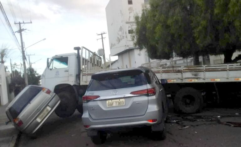 Efeito dominó – CAMINHÃO DE PREFEITURA SE ENVOLVE EM ACIDENTE COM 4 VEÍCULOS