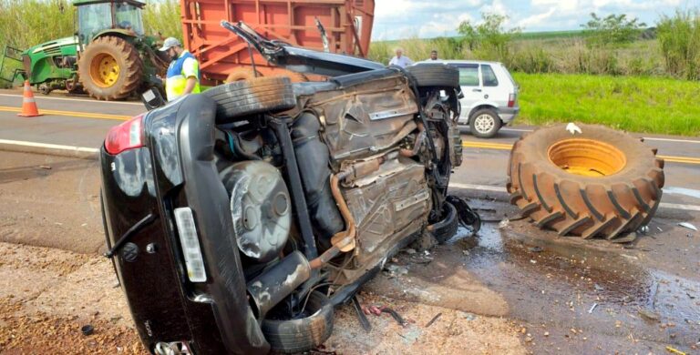 Fatal – HOMEM MORRE AO TROMBAR CARRO COM TRATOR EM RODOVIA