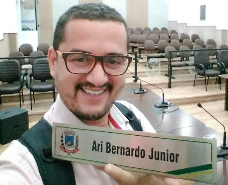 ‘Ameaçador’ – SERVIDORES PEDEM CASSAÇÃO DE VEREADOR QUE ‘INVADIU’ DEPARTAMENTO PÚBLICO