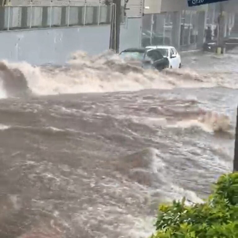 Repeteco – CHUVA VOLTA A ALAGAR VIAS PÚBLICAS E ARRASTAR VEÍCULOS