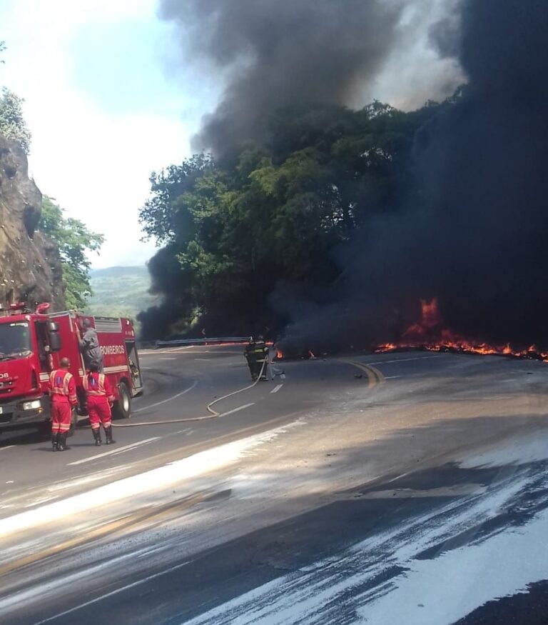 Susto – CAMINHÃO PERDE FREIOS, TOMBA E PEGA FOGO EM SERRA NA BR-153