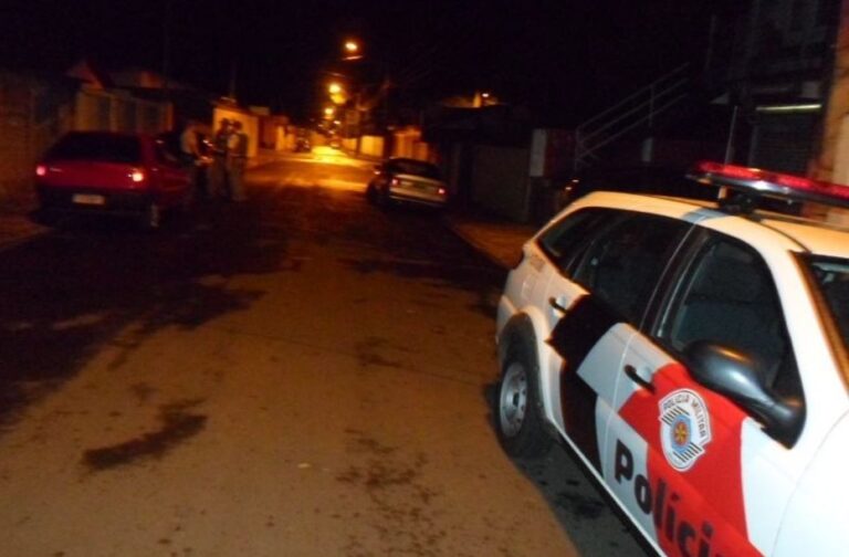 Violência doméstica – FILHA AMEAÇA MÃE COM FACA, TENTA AGREDIR PMs E ACABA PRESA EM FLAGRANTE