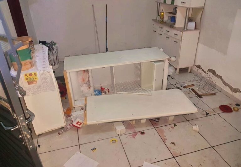 Violência – DOIDÃO, HOMEM AGRIDE MULHER, QUEBRA CASA E É PRESO COM DROGA